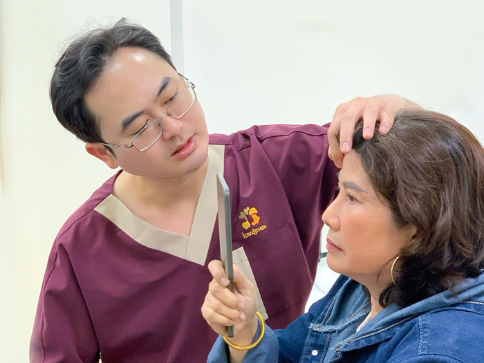 Bác sĩ Vũ Minh Tân với đôi bàn tay khéo léo, con mắt thẩm mỹ tinh tế, tạo nếp mí mới chính xác cho khách hàng