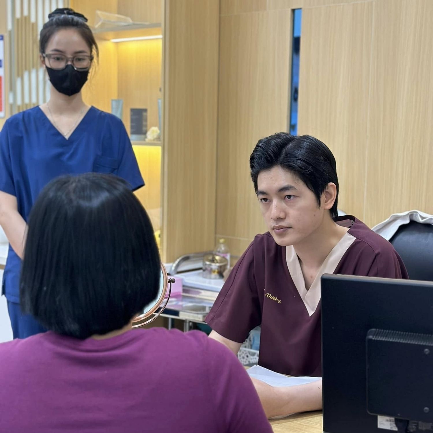 Bác sĩ Đỗ Minh Vương đang tư vấn da liễu cho khách hàng