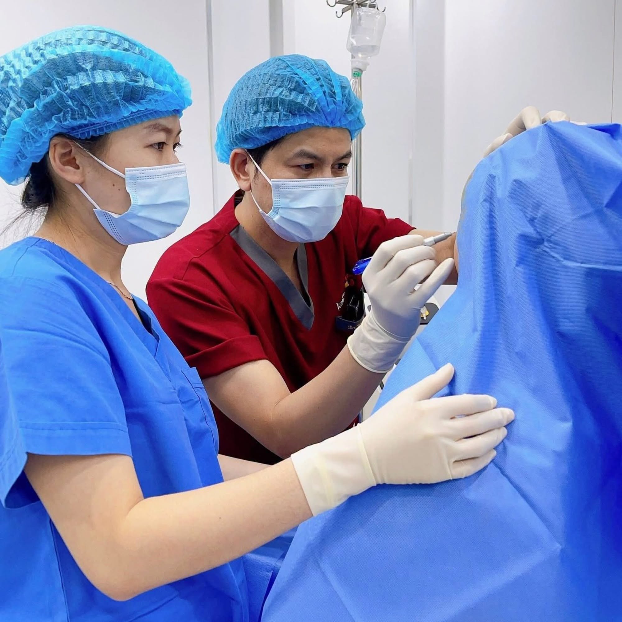 Bác sĩ phác thảo nếp mí mới cho khách hàng trước khi thực hiện