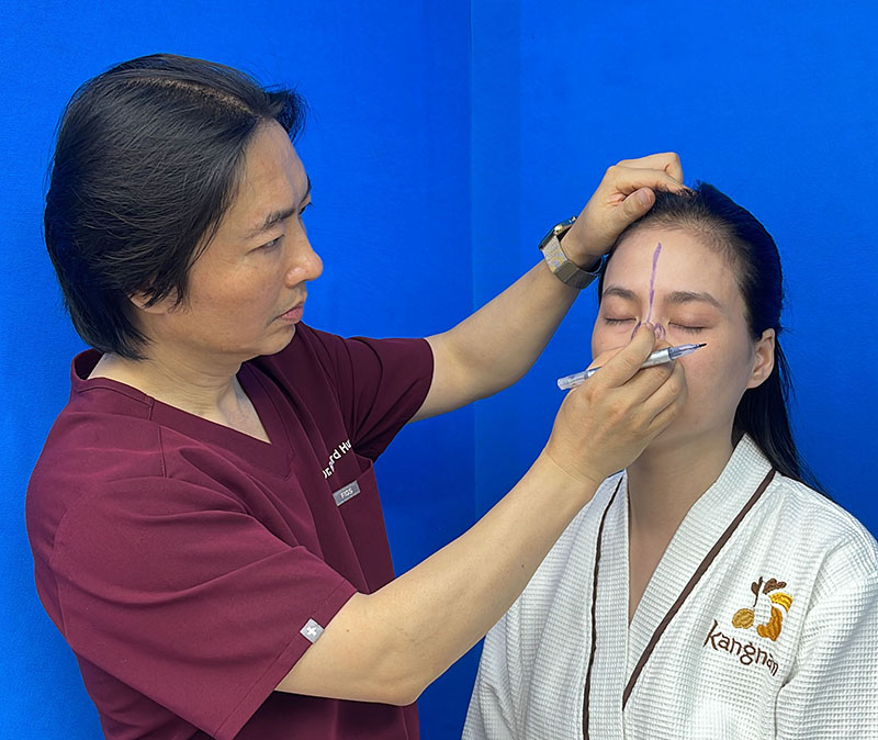 TS. BS Võ Tiến Huy (Dr. Richard Huy) thăm khám cho khách hàng mũi hỏng muốn sửa mũi