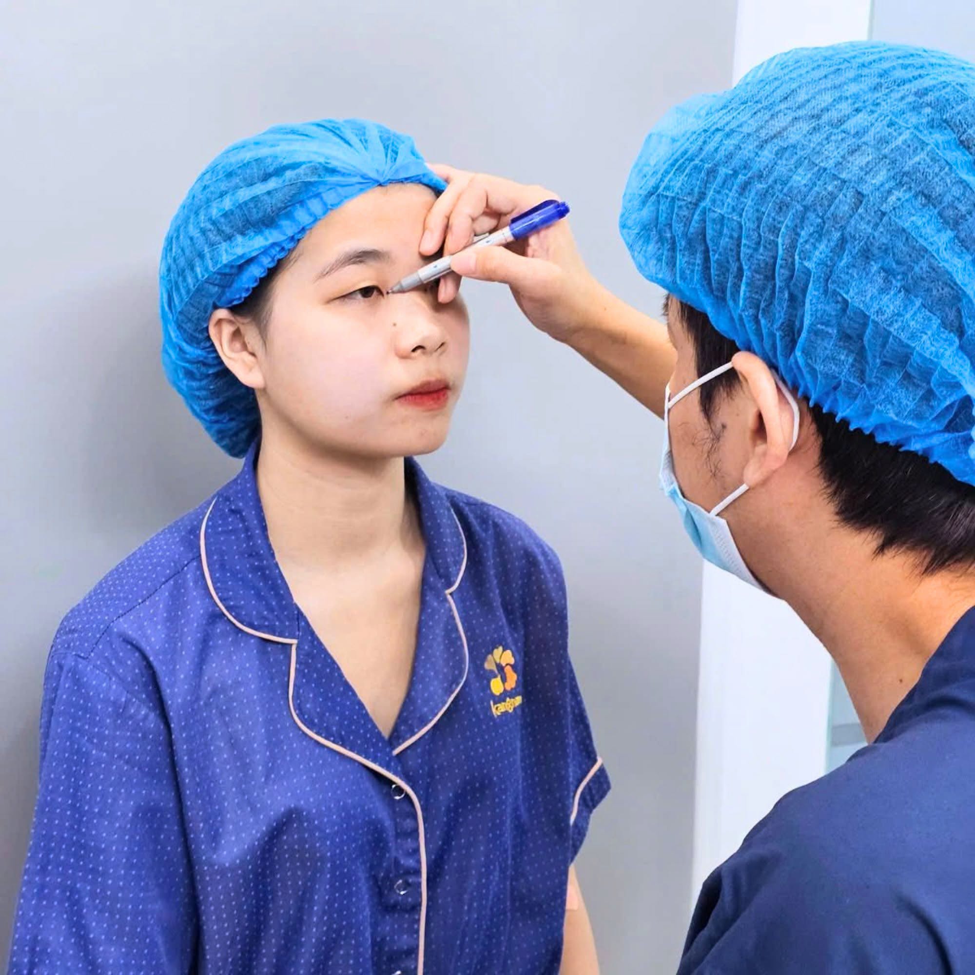 Tay nghề của bác sĩ sẽ ảnh hưởng đến nếp mí sau khi tiểu phẫu