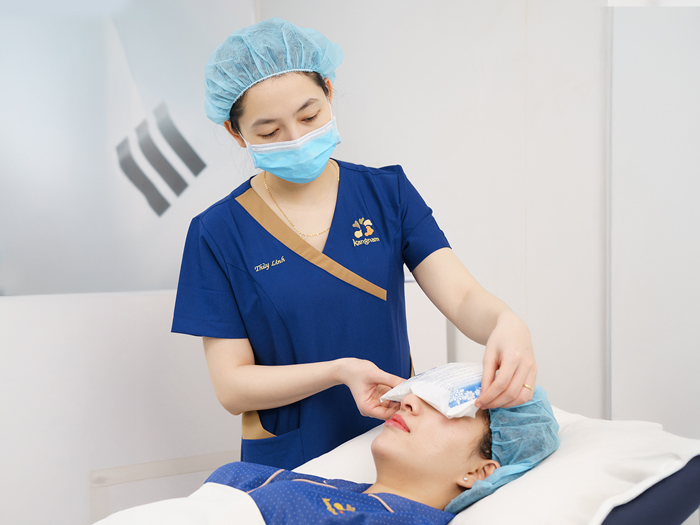 Khách hàng được chườm mát sau lấy mỡ bọng mắt để giảm sưng tấy vết thương