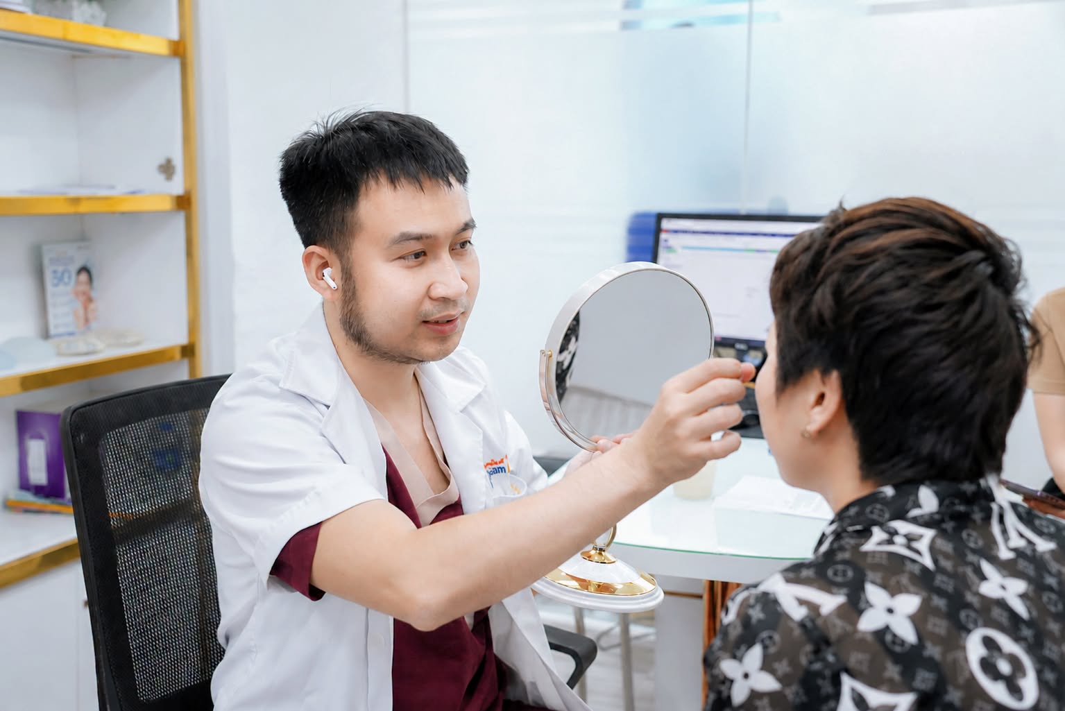 Bác sĩ Dương Việt Hùng đang thăm khám cho khách hàng