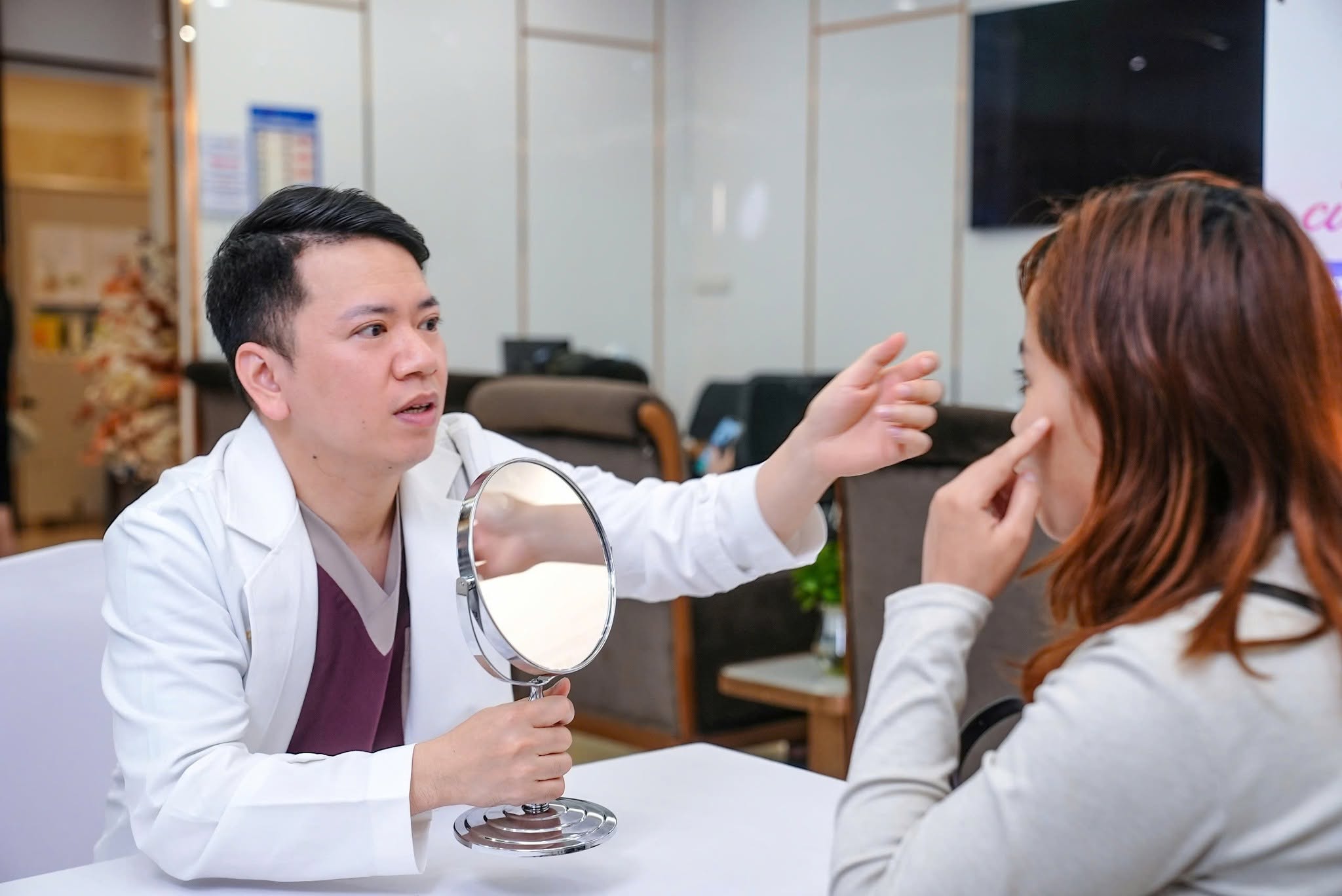 Thạc sĩ, Bác sĩ Nguyễn Đức Quỳnh đang thăm khám cho khách hàng