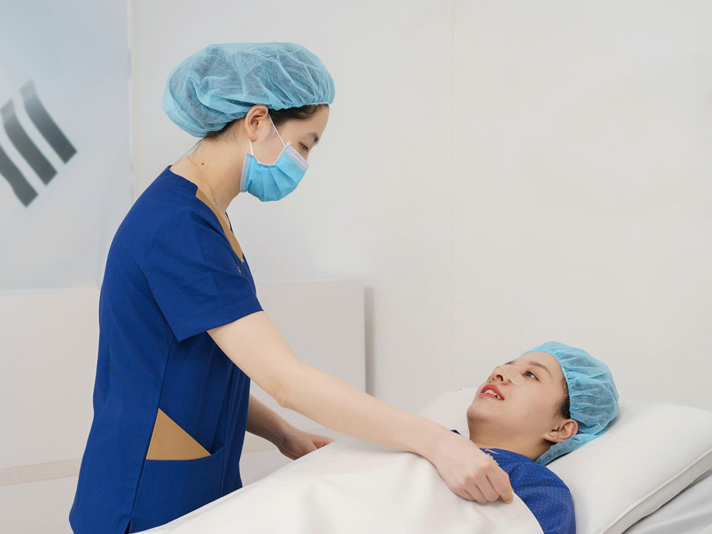 khách hàng được chắm soc tỉ mỉ sau nâng mũi tại Kangnam