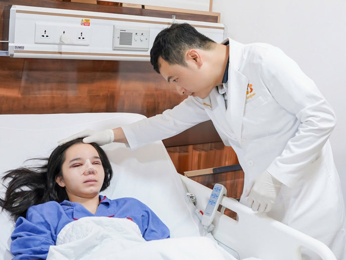 bác sĩ Nguyễn Quốc Chí thăm khám hậu phẫu cho khách hàng sau nâng mũi