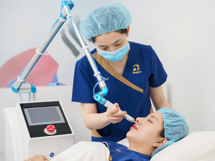 Điều dưỡng chiếu tia plasma cho khách hàng sau nâng mũi