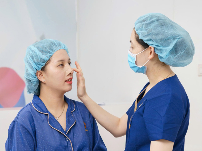 khách hàng sau nâng mũi tại Kangnam được Chăm sóc hậu phẫu tỉ mỉ
