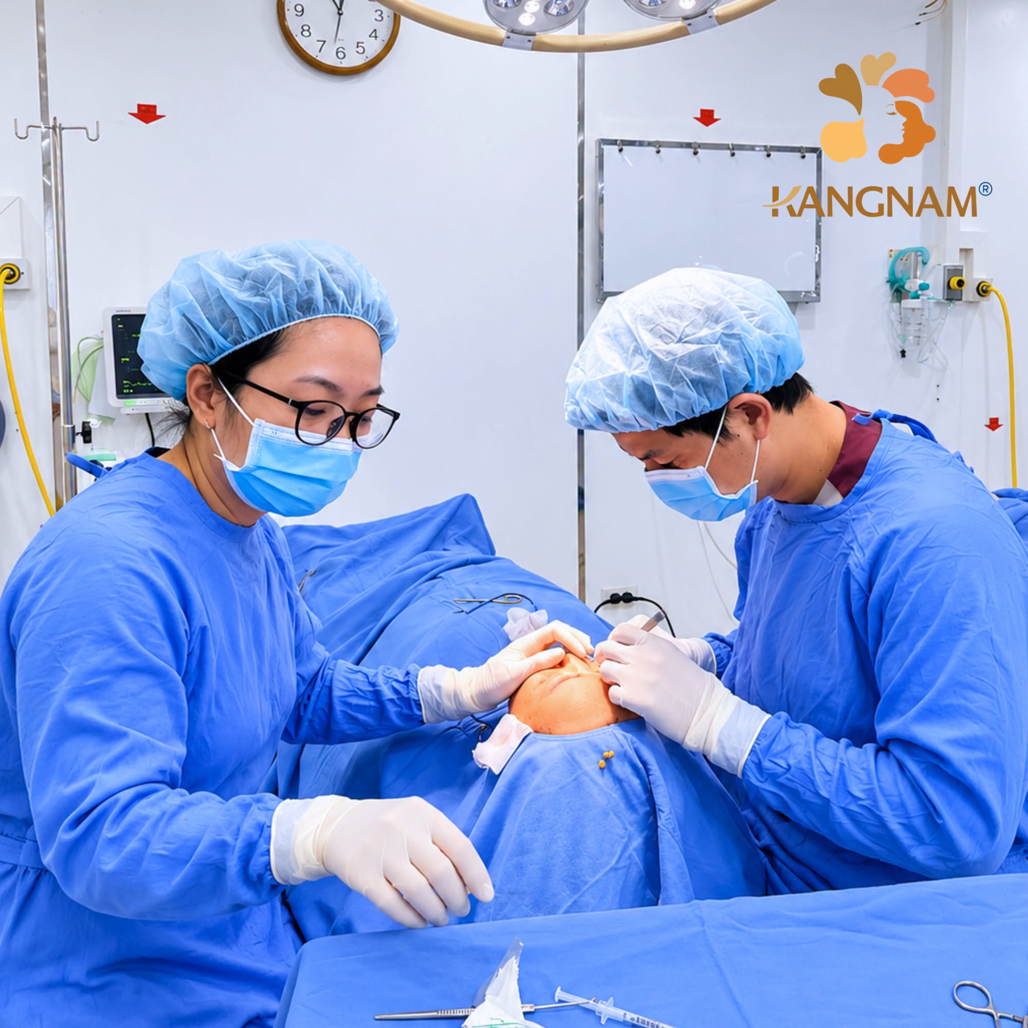 Ca lấy mỡ bọng mắt được thực hiện trong phòng phẫu thuật với ekip chuyên môn và quy trình vô khuẩn nhằm đảm bảo an toàn cho khách hàn