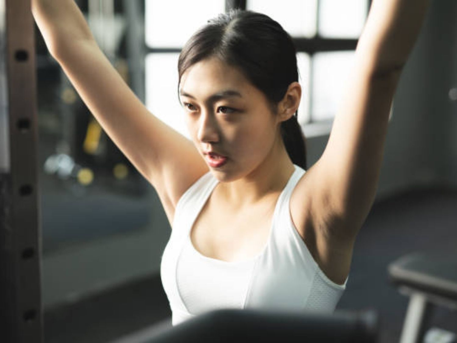 Sau nâng ngực vẫn có thể tập gym. tuy nhiên trong giai đoạn đầu cần tránh vận động mạnh vùng ngực
