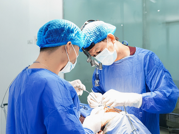 bác sĩ nâng mũi cho khách hàng trong phòng vô trùng, khách hàng được vô cảm gây tê không cảm thấy đau nhức