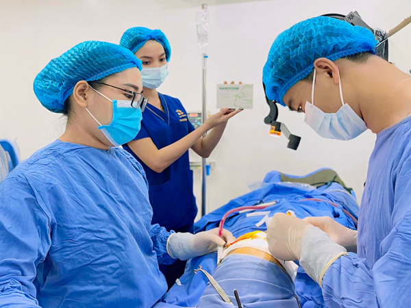bác sĩ nâng mũi cho khách hàng trong phòng vô trùng tại Bệnh viện Thẩm mỹ Kangnam
