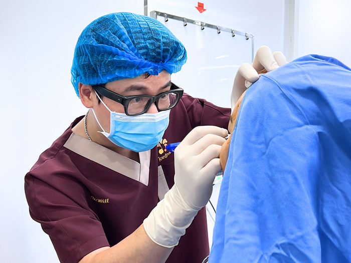 Cắt mí cần được thực hiện bởi bác sĩ tại cơ sở đủ điều kiện chuyên môn, với quy trình vô khuẩn và kiểm soát an toàn trong suốt thủ thuật.