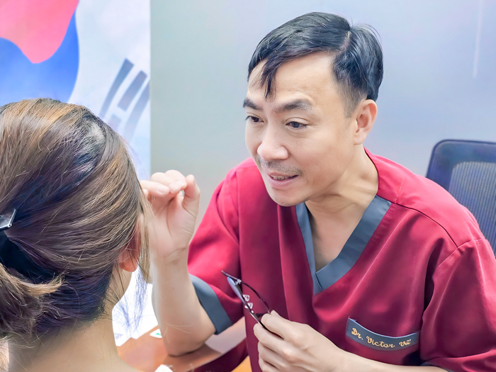 bác sĩ Chỉnh thăm khám cho khách hàng trước khi hạ gò má