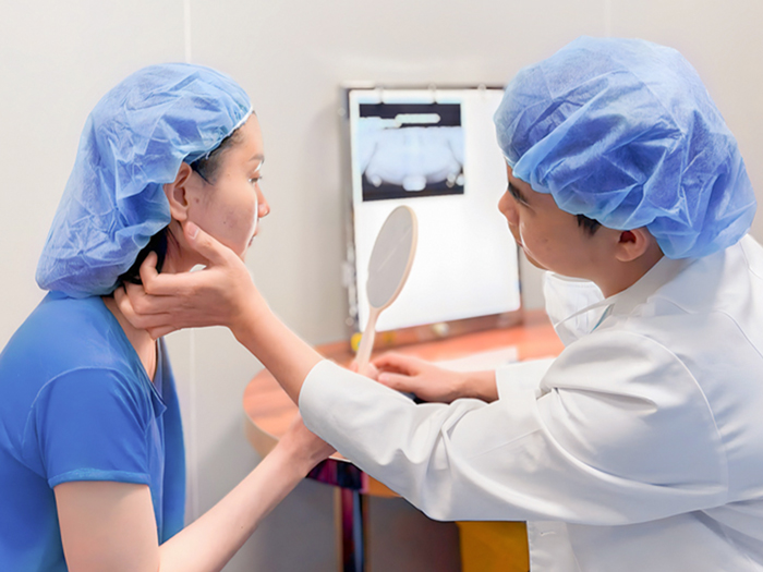 bác sĩ Kangnam thăm khám cho khách hàng trước khi hạ gò má