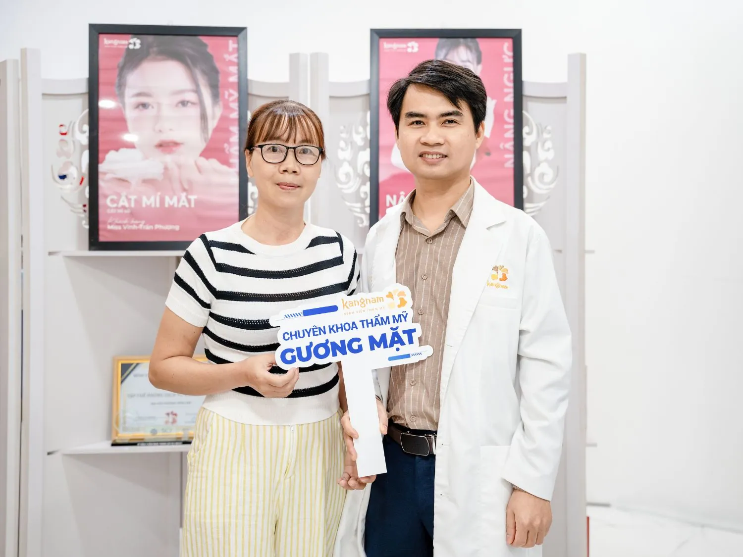 Bác sĩ Nguyễn Khắc Hảo cùng khách hàng sau ca phẫu thuật chỉnh hàm.