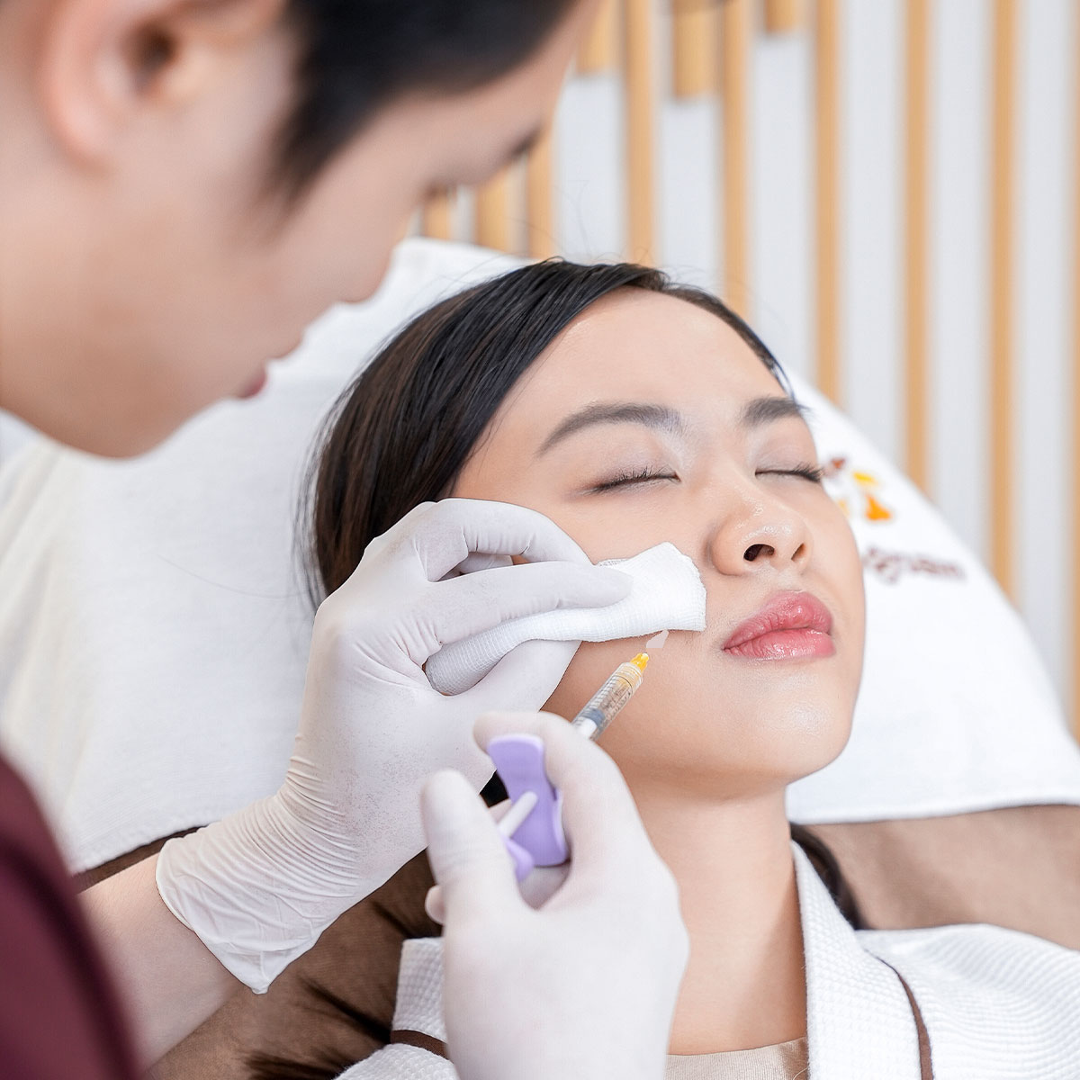 Bác sĩ tiên filler cho khách tại Kangnam