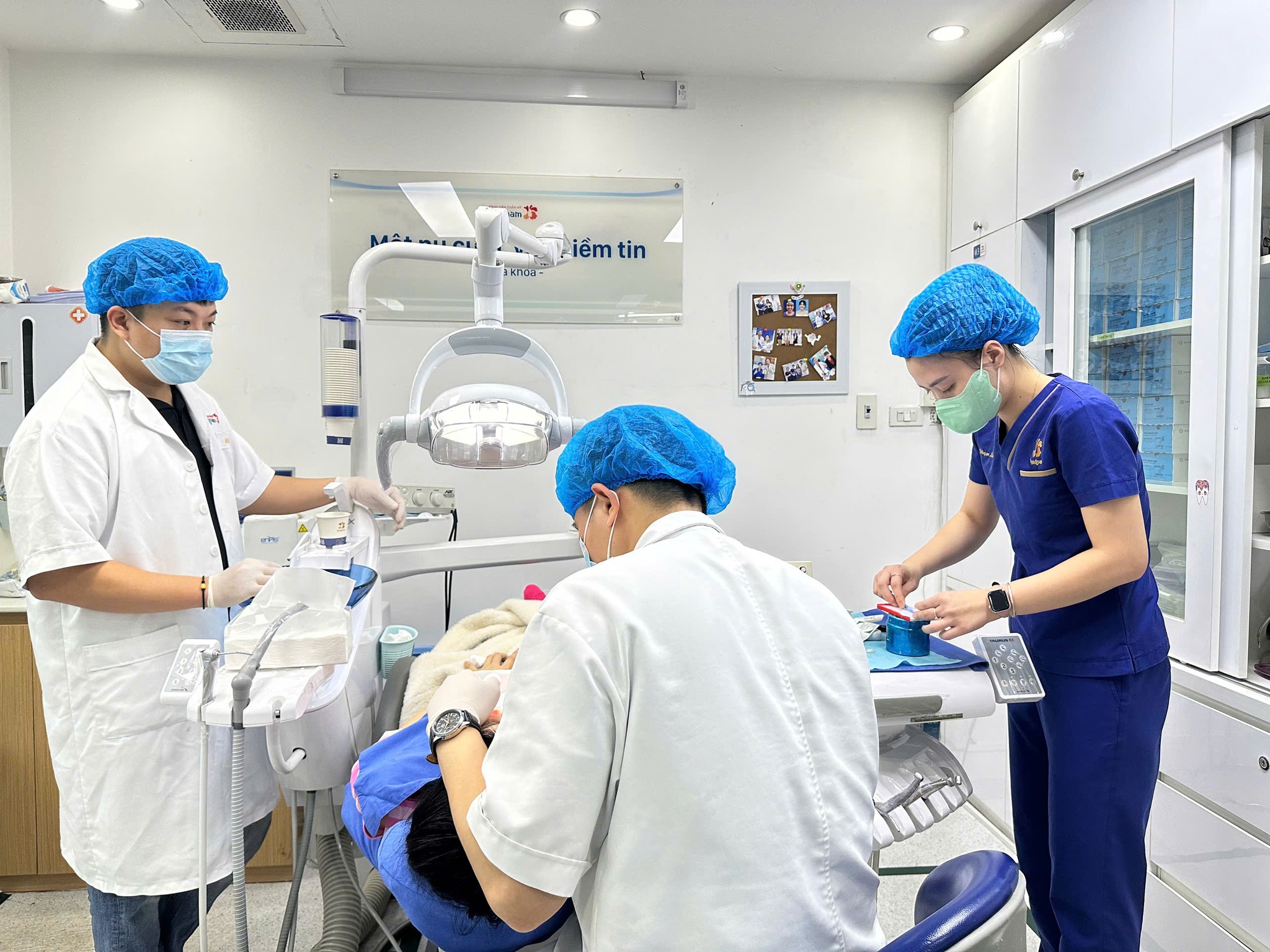 Bác sĩ Kangnam tiến hành lắp răng cho khách