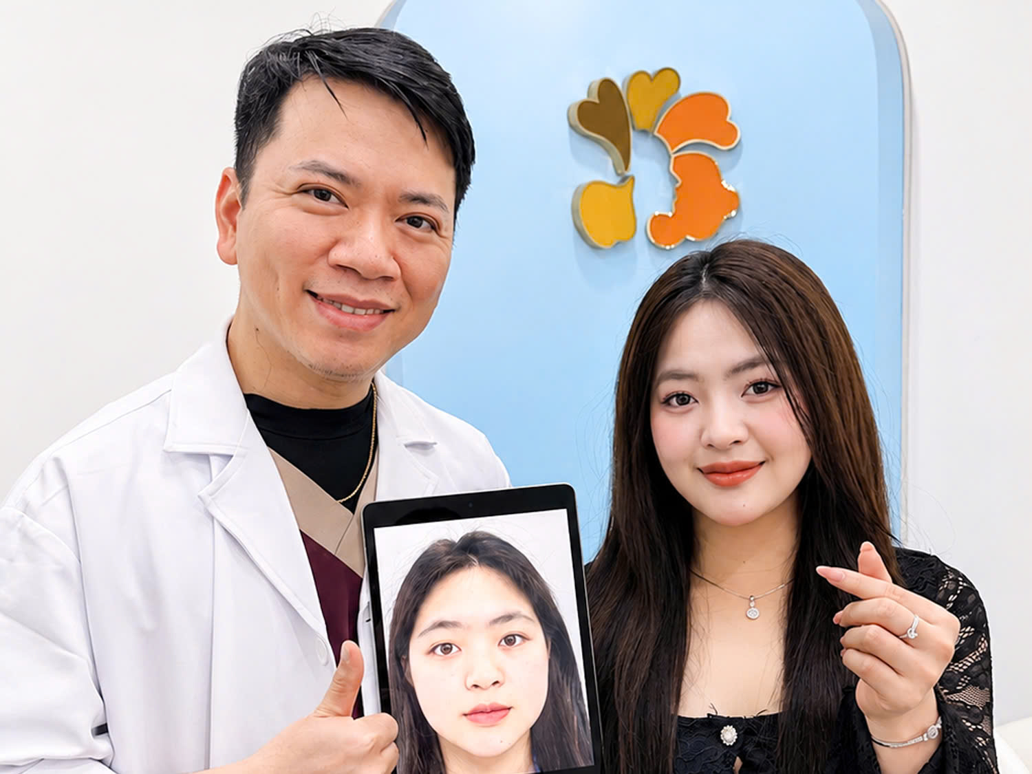Bác sĩ Daniel Nguyễn (Nguyễn Đức Quỳnh) chụp ảnh cùng khách đến tái khám sau nâng mũi tại Kangnam