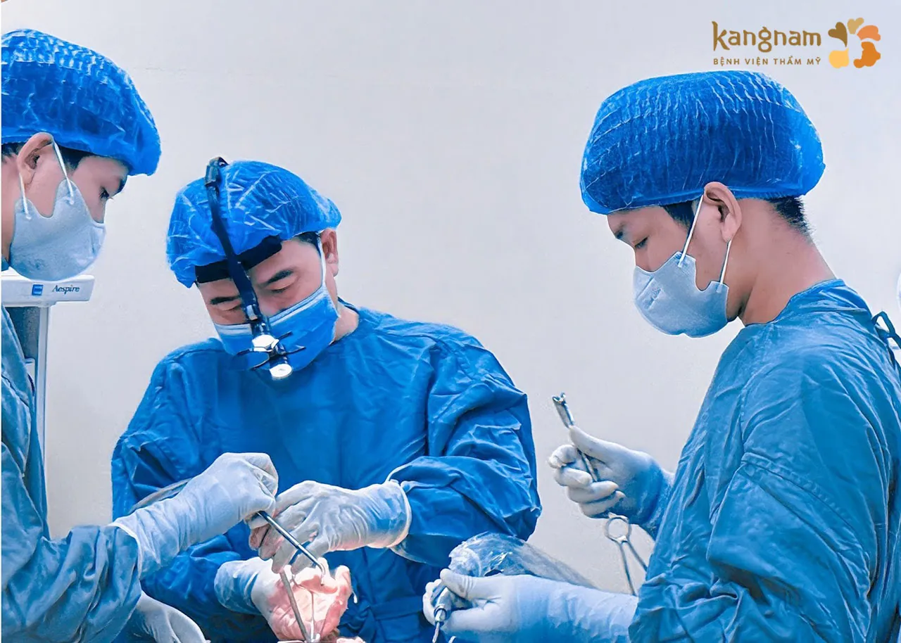 Dr. Felix Tran tỉ mỉ và cẩn thận trong phòng phẫu thuật