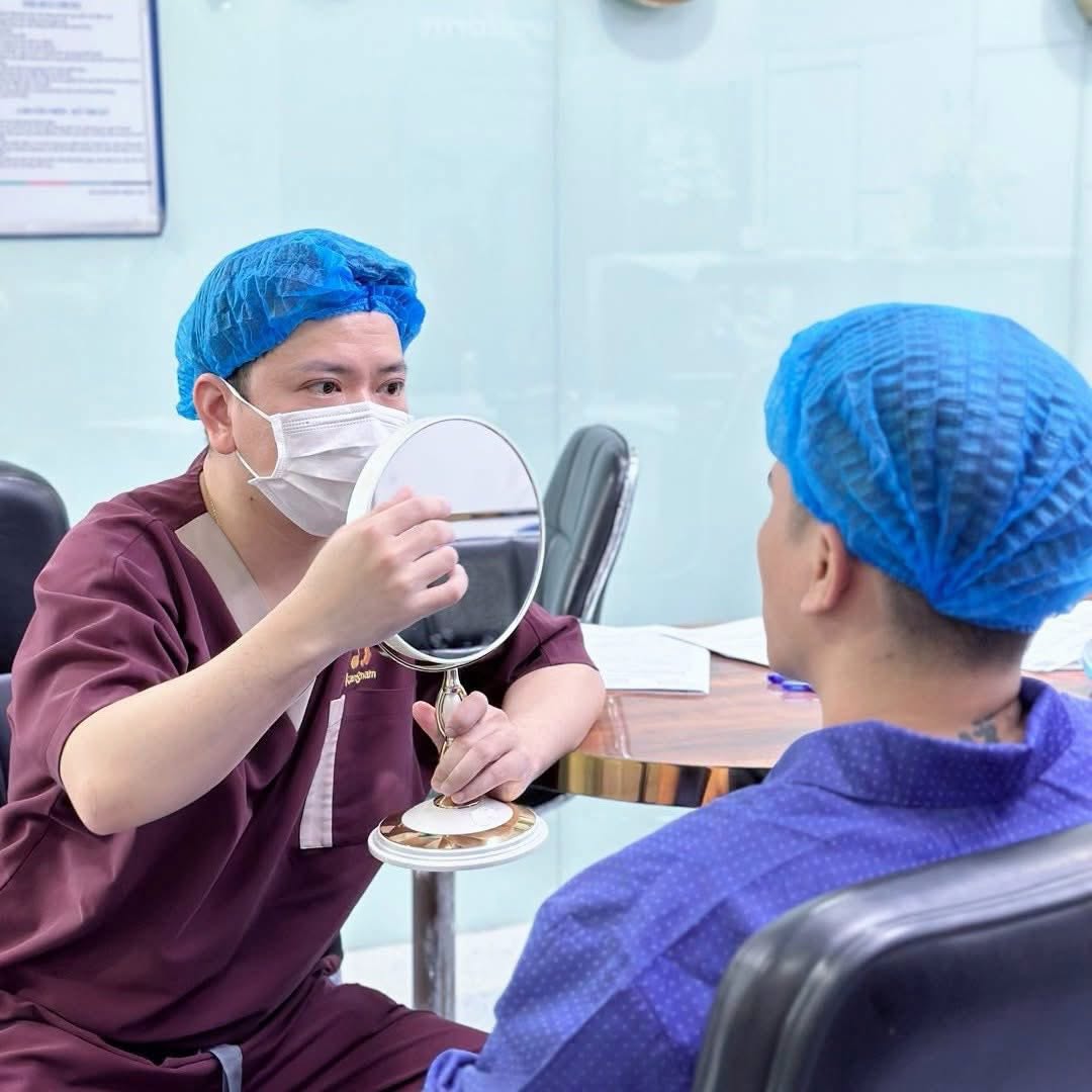 Bác sĩ Daniel Nguyễn trực tiếp kiểm tra tình trạng mí mắt và hướng dẫn khách hàng theo dõi quá trình hồi phục sau thực hiện.
