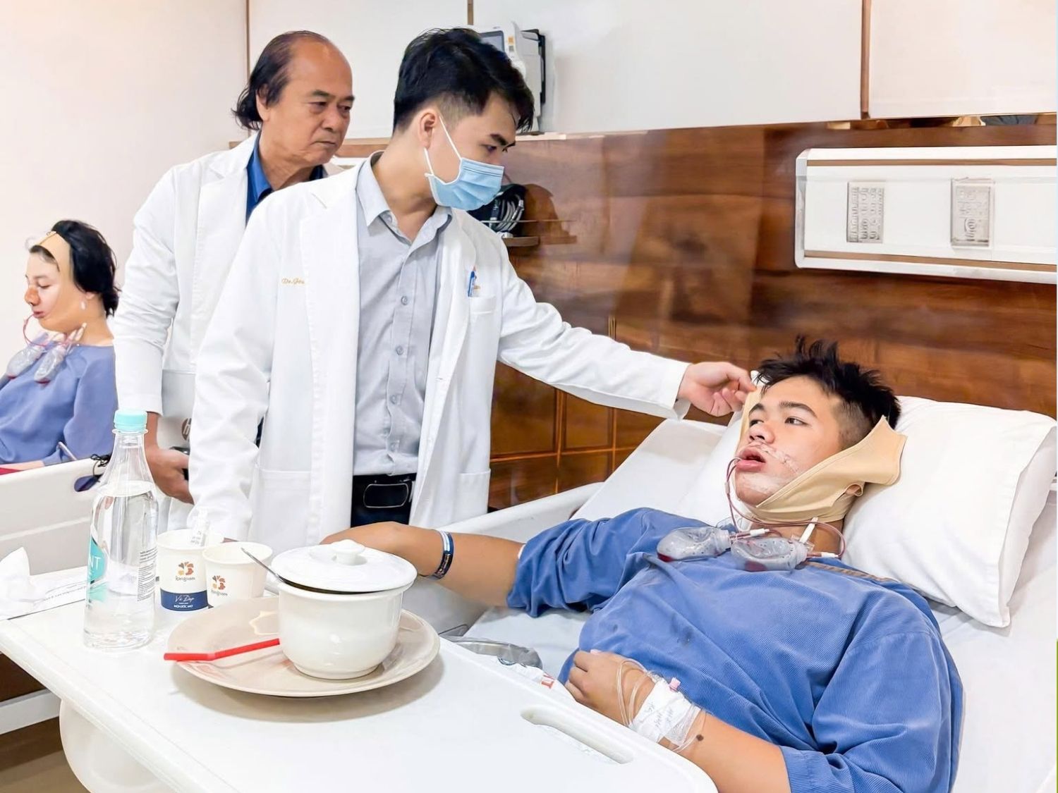 bác sĩ thăm khám hậu phẫu cho khách sau khi chỉnh hàm tại Kangnam