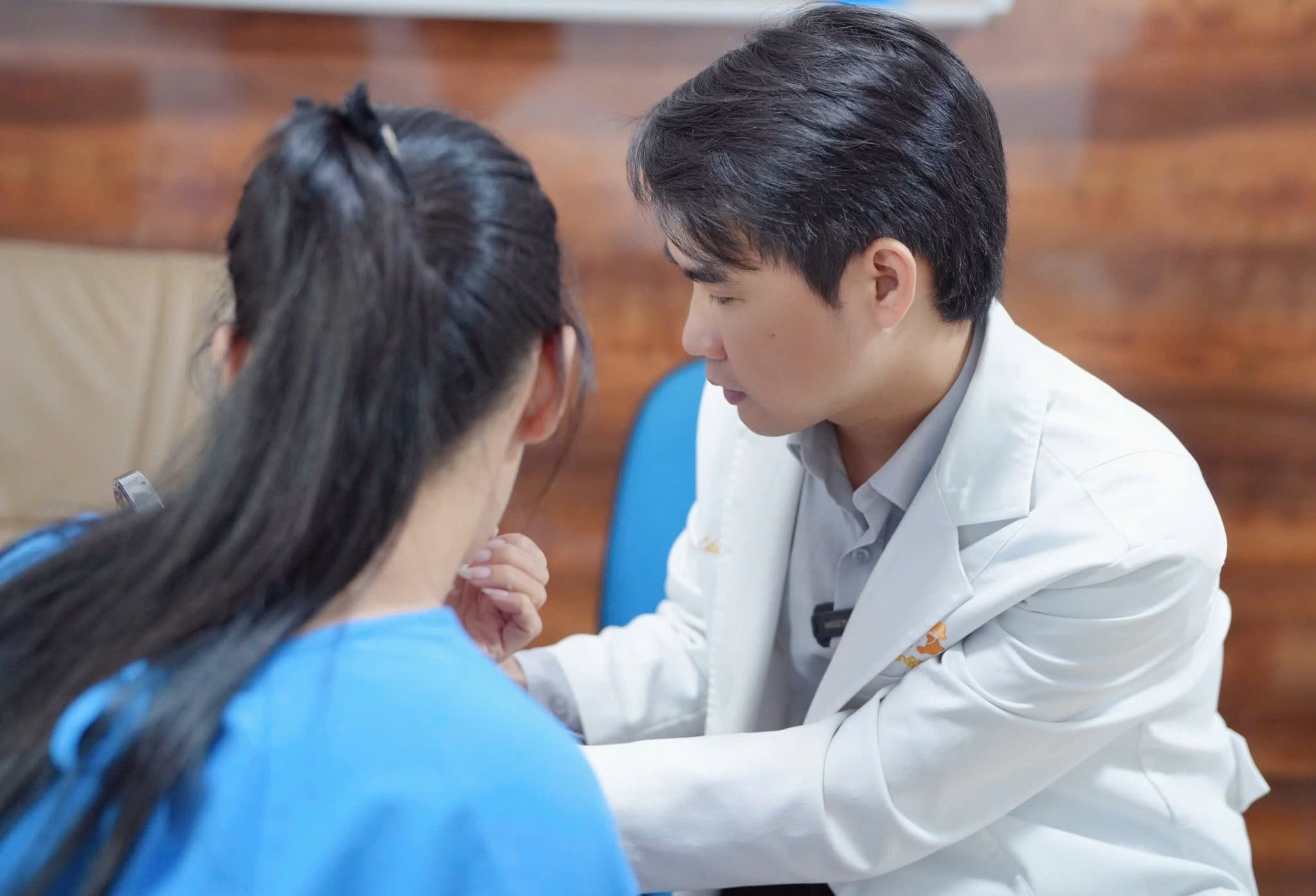 Bác sĩ dang tư vấn cho khách về tình trạng hàm mặt tại Kangnam