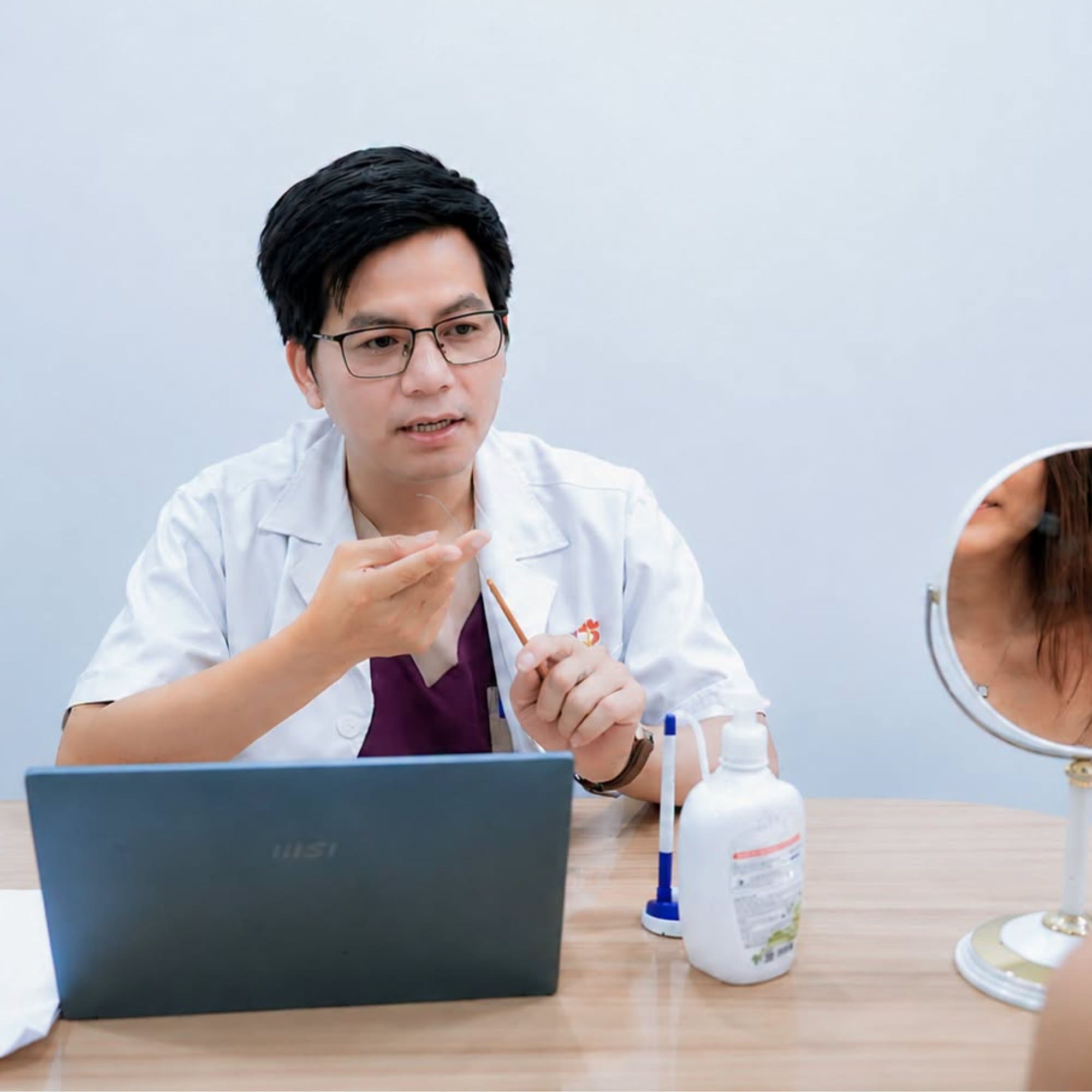 Trước khi can thiệp, bác sĩ Nguyễn Văn Huyên đánh giá tình trạng da thừa, nếp mí và cấu trúc vùng mắt để xây dựng phương án phù hợp.