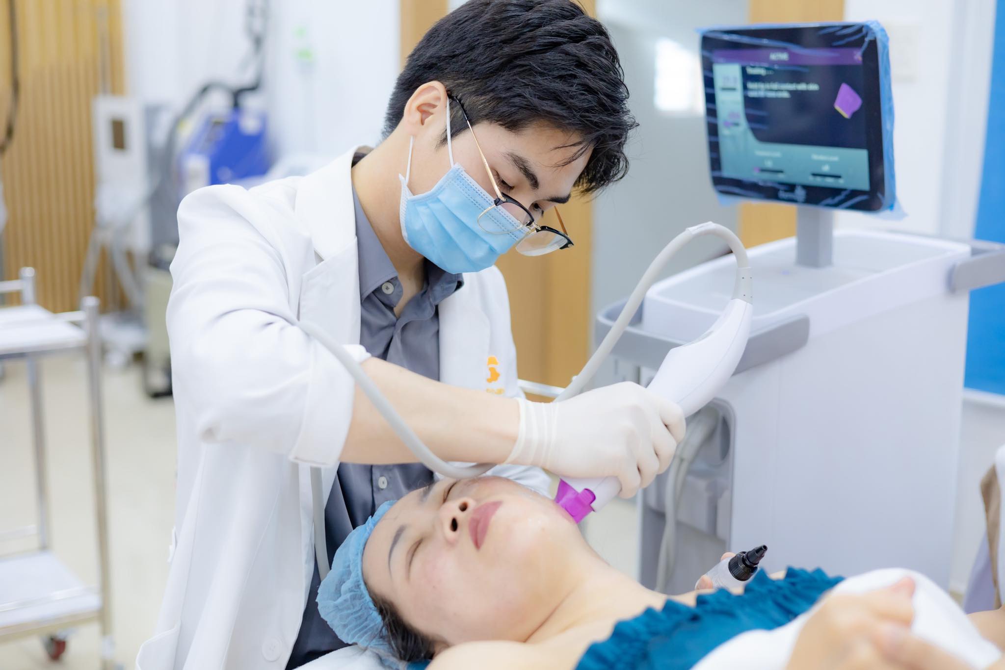 Bác sĩ da liễu Ma Kim Thoại đang điều trị da cho khách hàng tại Kangnam