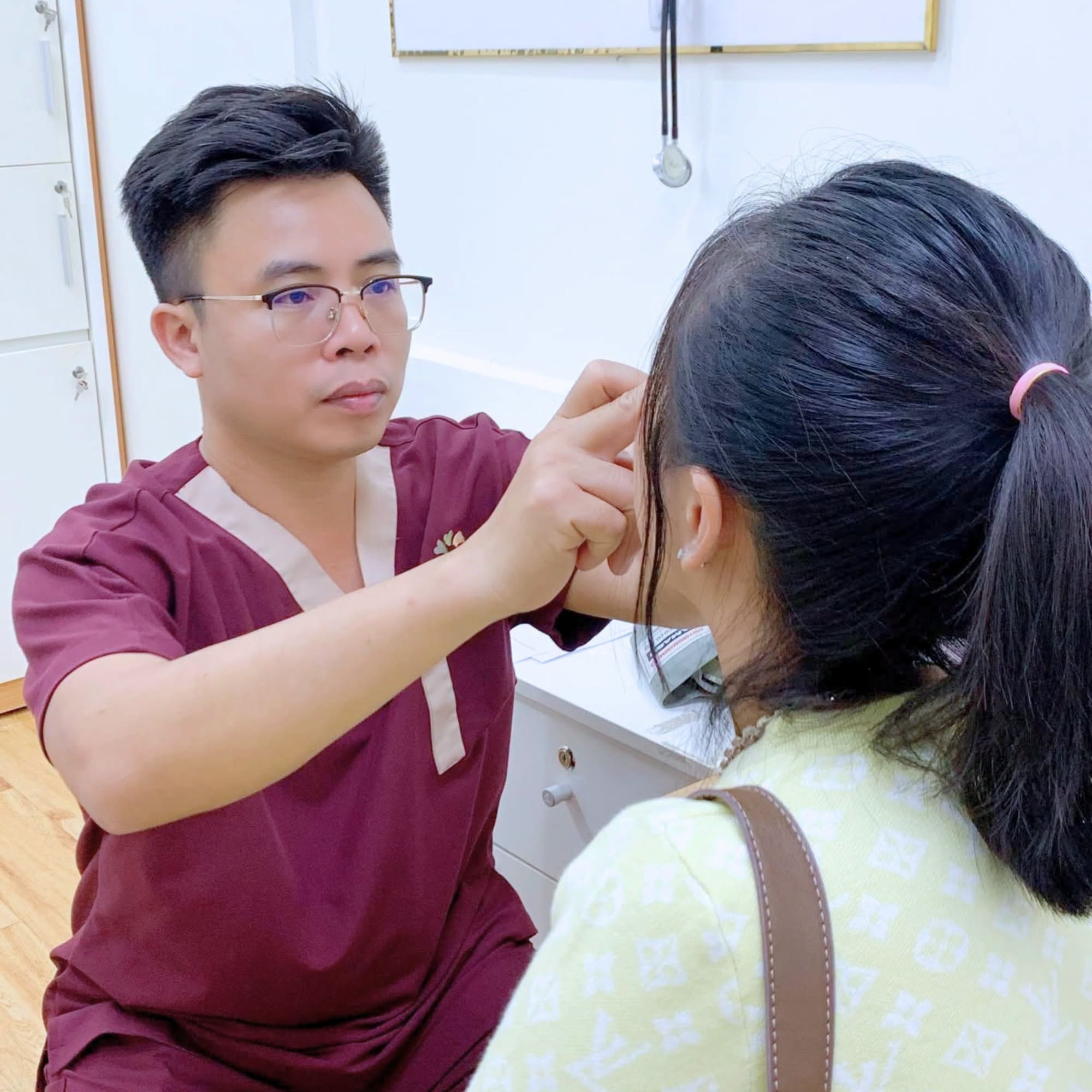 Bác sĩ Mark Nguyễn thăm khám, xác định mức độ da chùng, tình trạng nếp mí và độ cân xứng hai mắt trước khi lên kế hoạch xử lý.