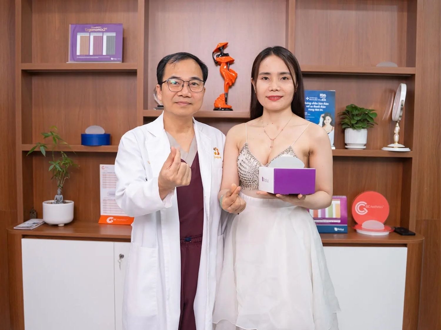 Dr. Felix Tran và khách tái khám sau nâng ngực tại Kangnam