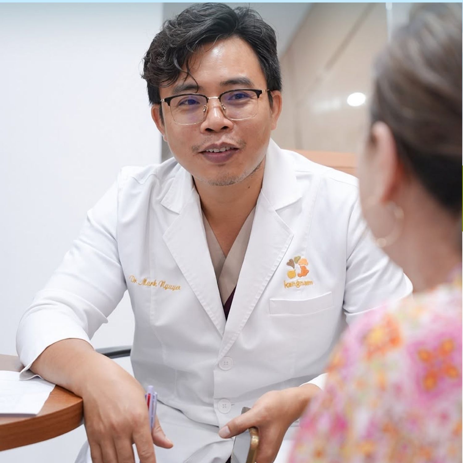 Dr. Mark Nguyen thăm khám cho khách tại Kangnam