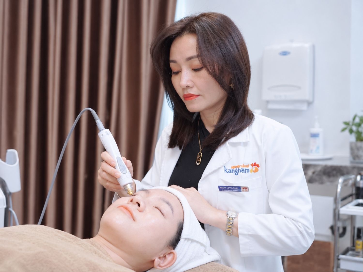 bác sĩ Thủy có nhiều năm kinh nghiệm về da liễu, điều trị rụng tóc