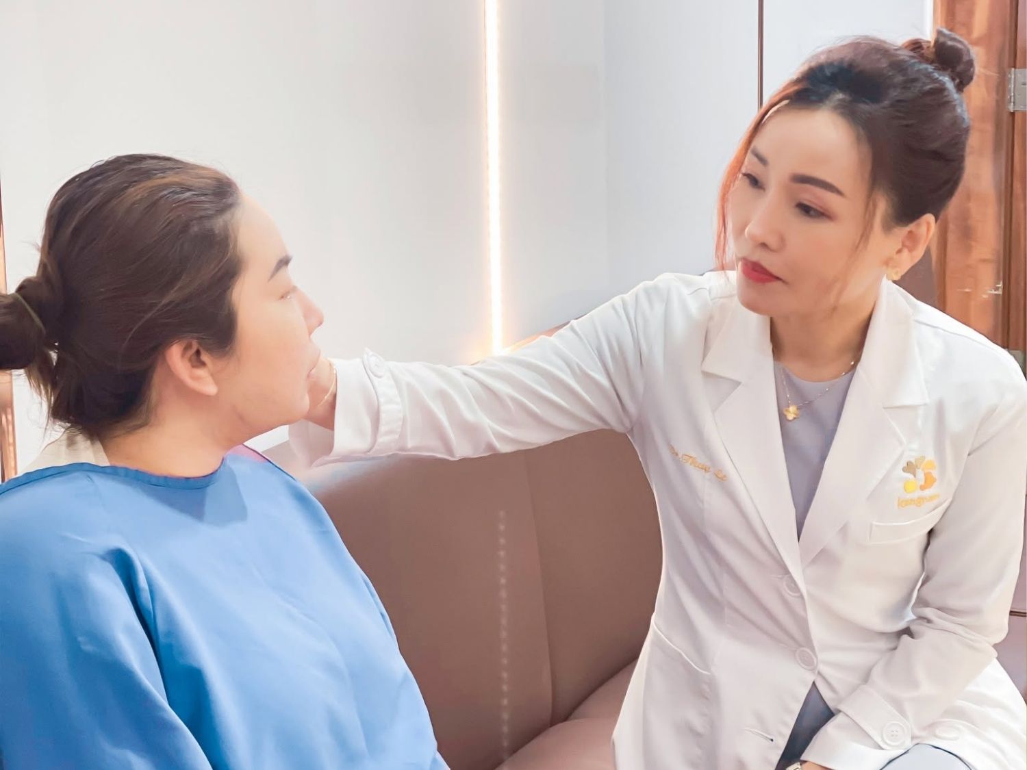 Bác sĩ Lê Thị Thủy – Trưởng khoa Da liễu, Kangnam Sài Gòn tư vấn sẹo cho khách hàng