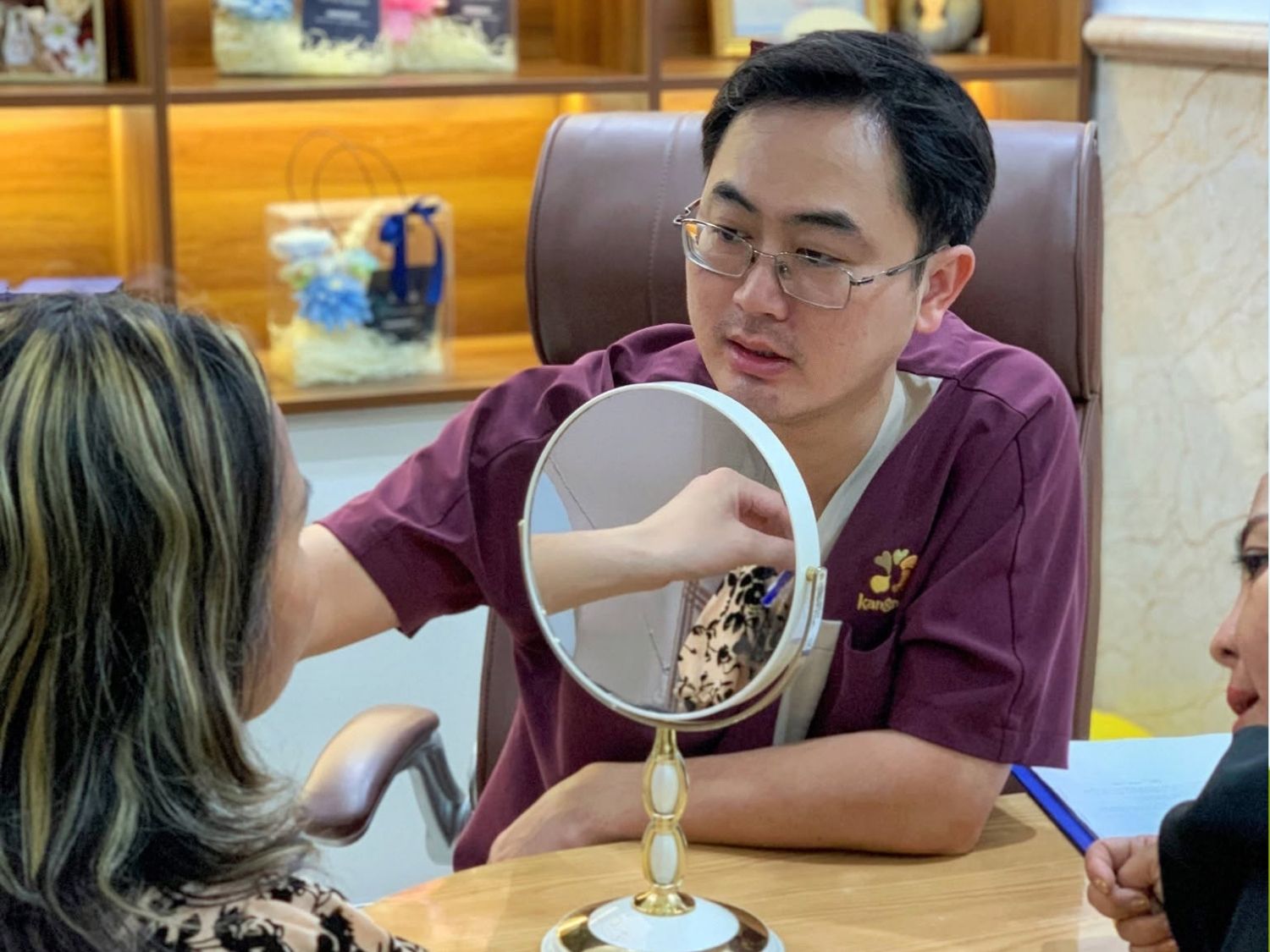 Bác sĩ Vũ Minh Tân (Dr. Frankie Vũ) đang thăm khám vùng mũi cho khách hàng
