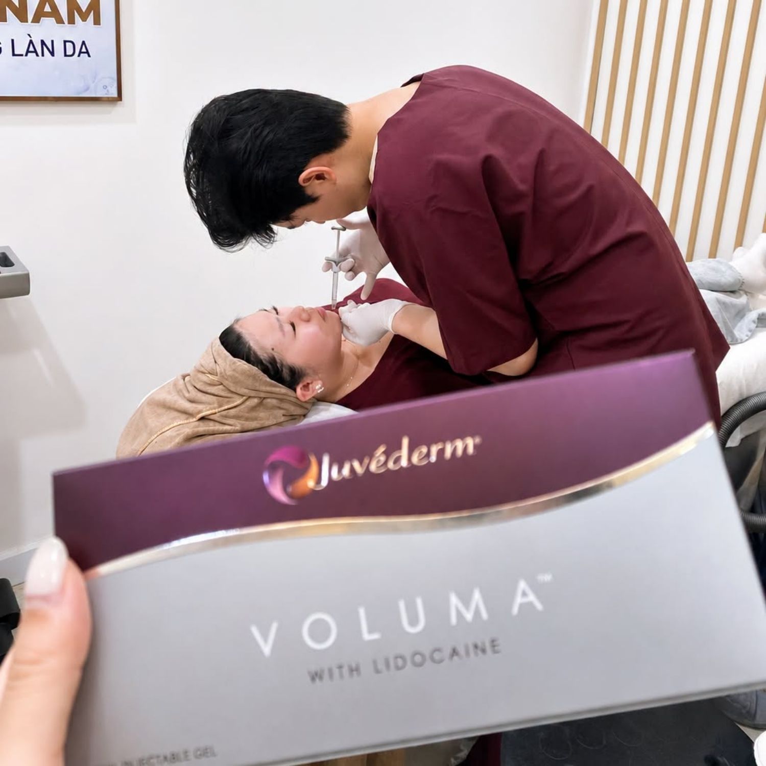 Bác sĩ tiêm filler làm đầy vùng thiếu thể tích trên gương mặt