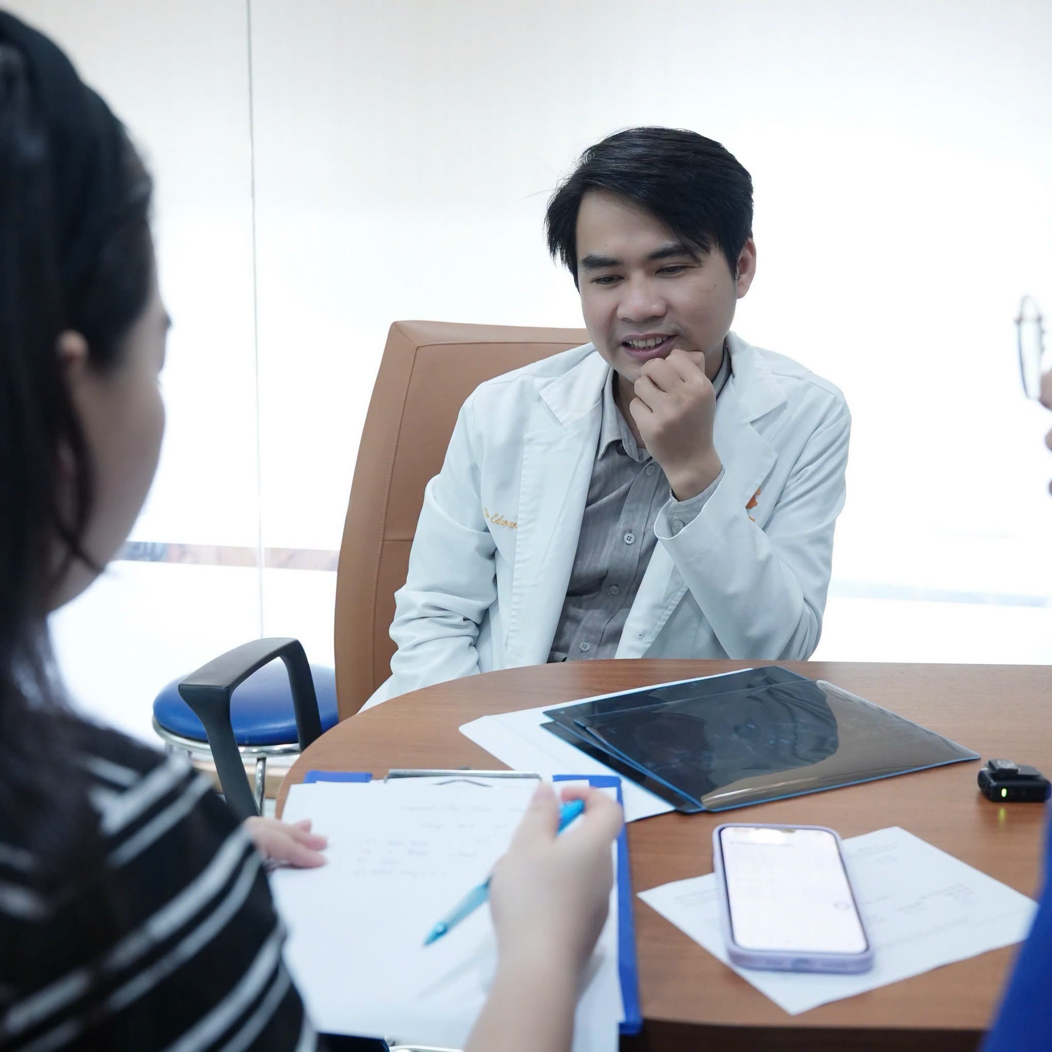 chân dung Dr. Edward Nguyễn (Bác sĩ Nguyễn Khắc Hảo)