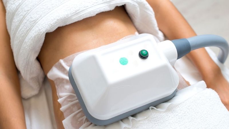 Đông hủy mỡ sử dụng nhiệt độ thấp có kiểm soát để tác động lên tế bào mỡ dưới da mà không cần phẫu thuật.