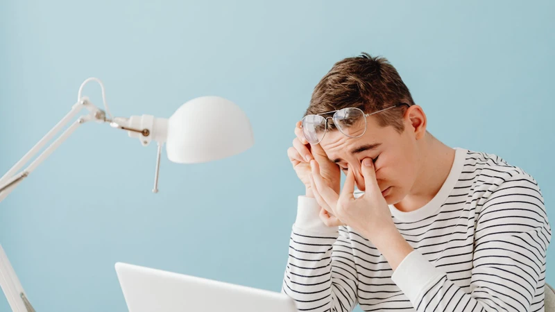 Khi nhịn ăn chưa quen, giờ ăn thay đổi bạn có thể bị chóng mặt và đau đầu