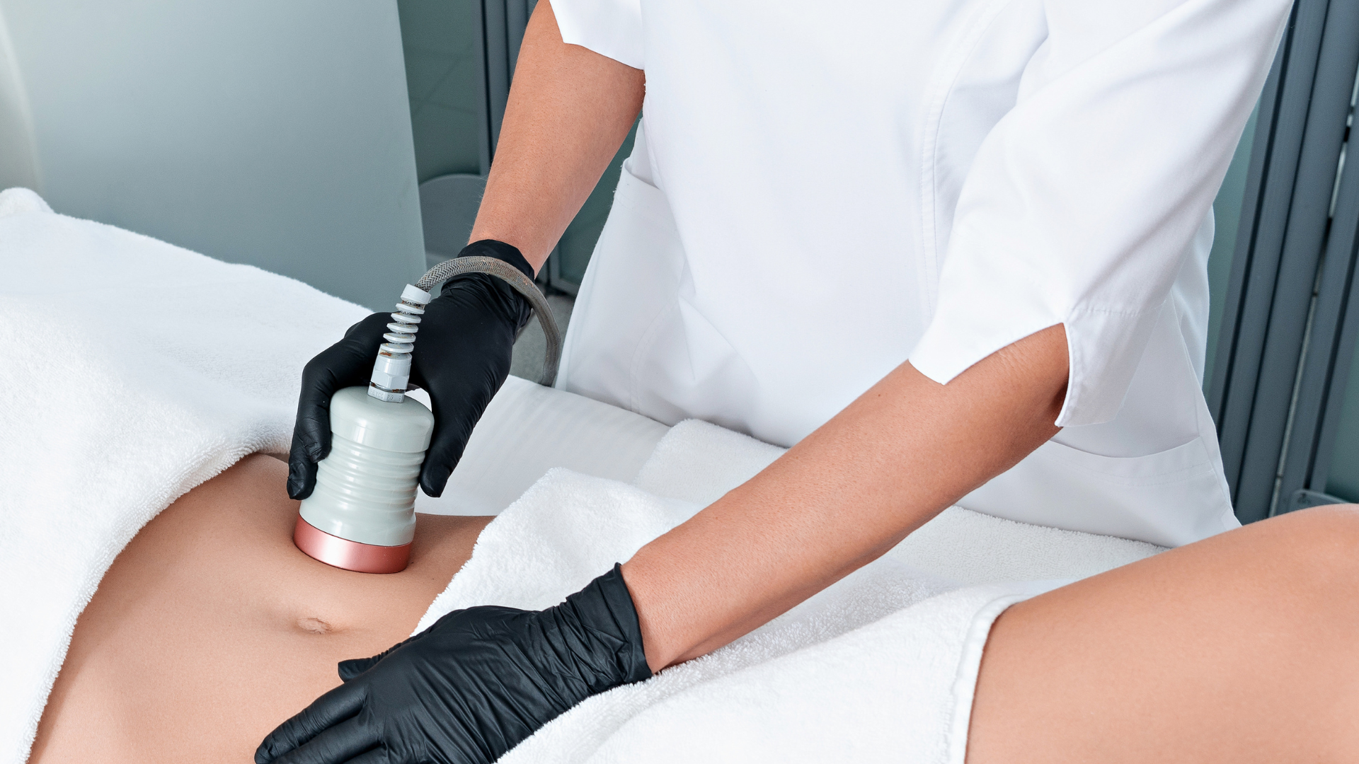 HIFU sử dụng sóng siêu âm hội tụ cường độ cao để tác động lên mô dưới da, hỗ trợ giảm mỡ khu trú và cải thiện độ săn chắc vùng điều trị.