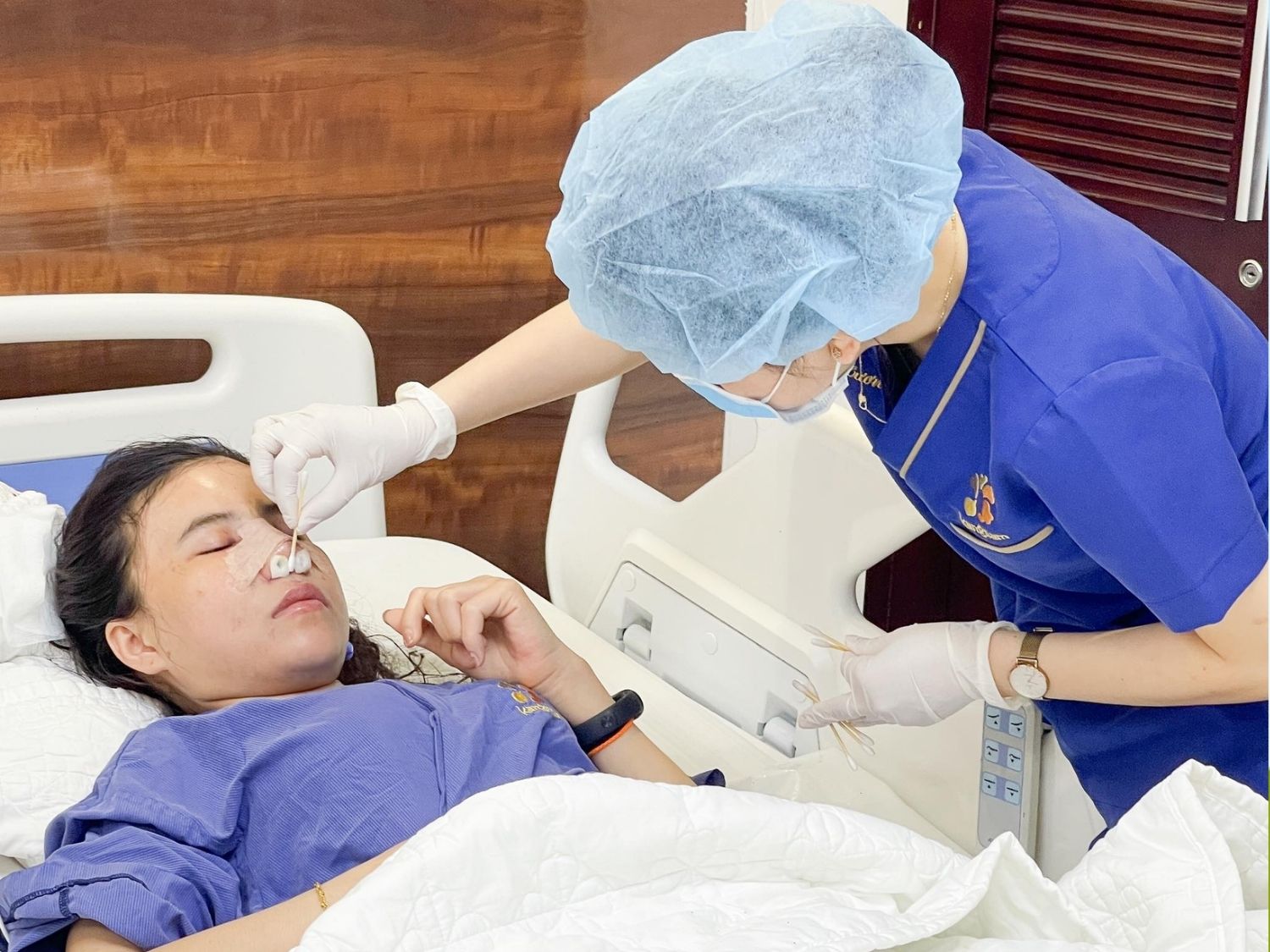 khách hàng nằm phòng hậu phẫu nâng mũi , được điều dưỡng chăm sóc tận tình