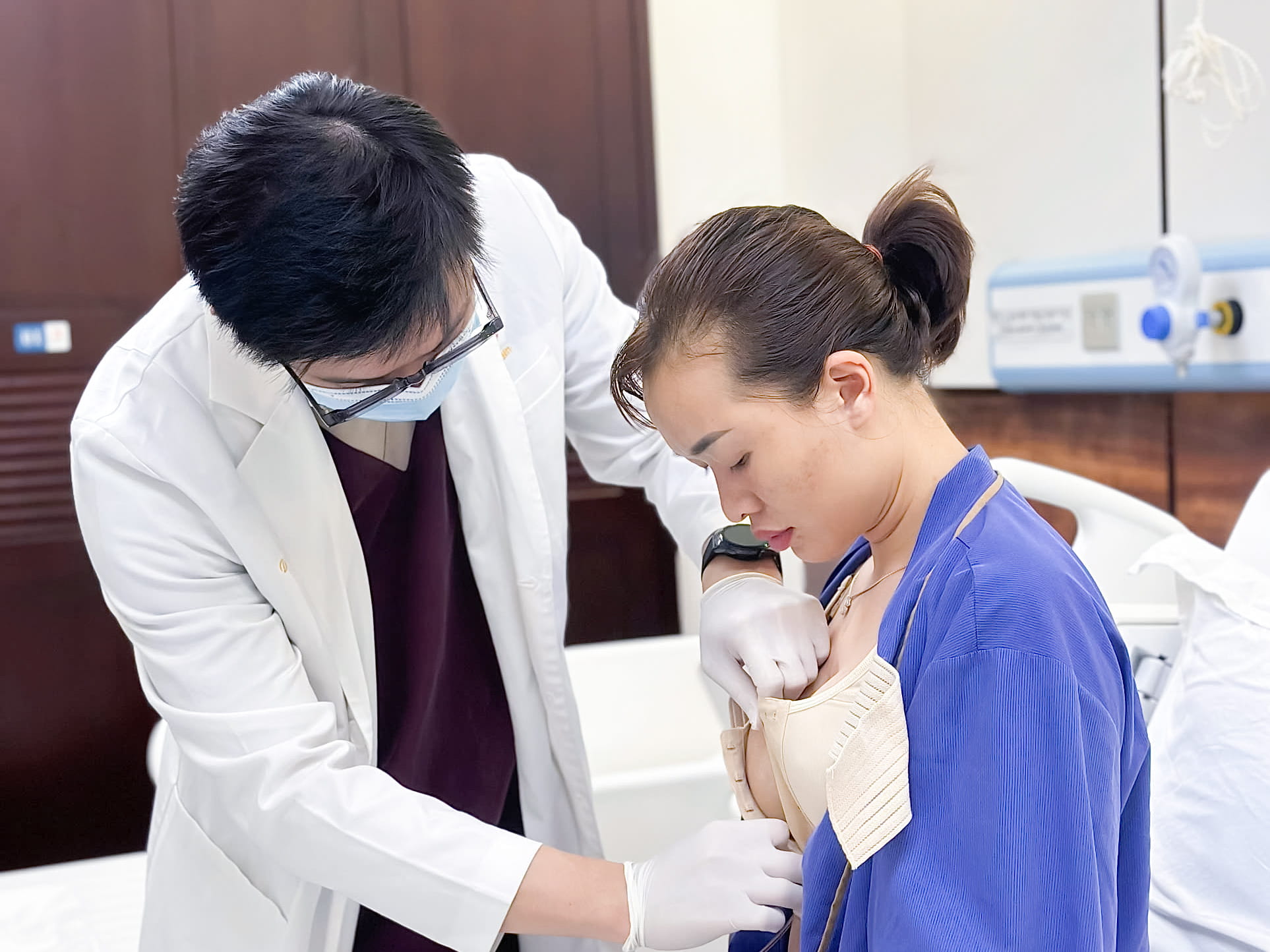 bác sĩ thăm khám hậu phẫu cho khách nâng ngực tại Kangnam