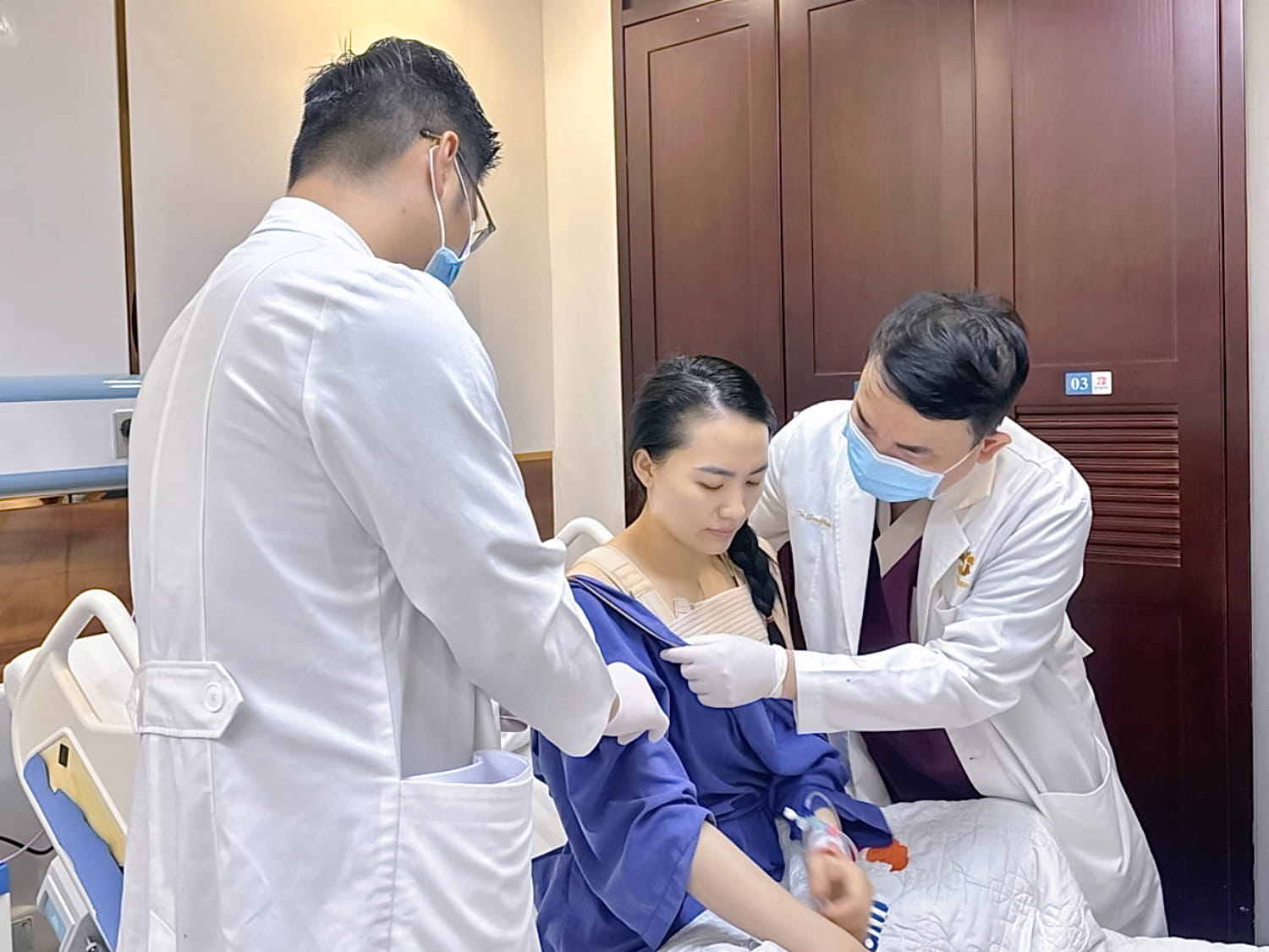 các bác sĩ thăm khám hậu phẫu cho khách nâng ngực tại Kangnam
