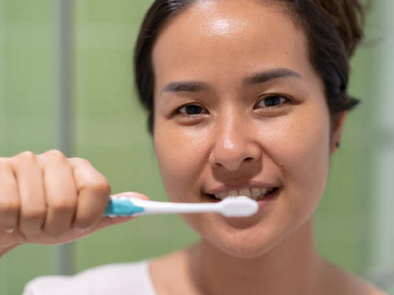 Chải răng bằng bàn chải lông mềm sau mỗi bữa ăn