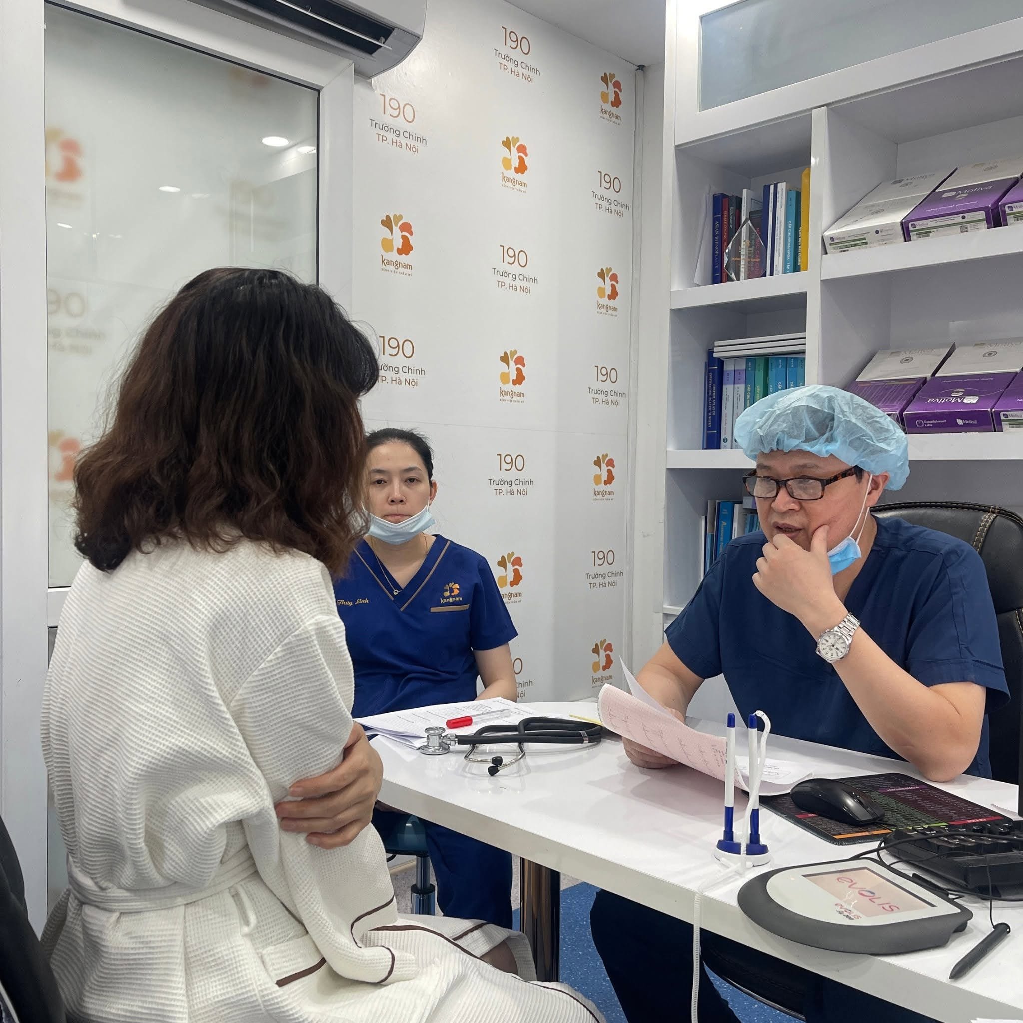 Khách hàng được thăm khám, làm các xét nghiệm trước khi phẫu thuật để đảm bảo an toàn