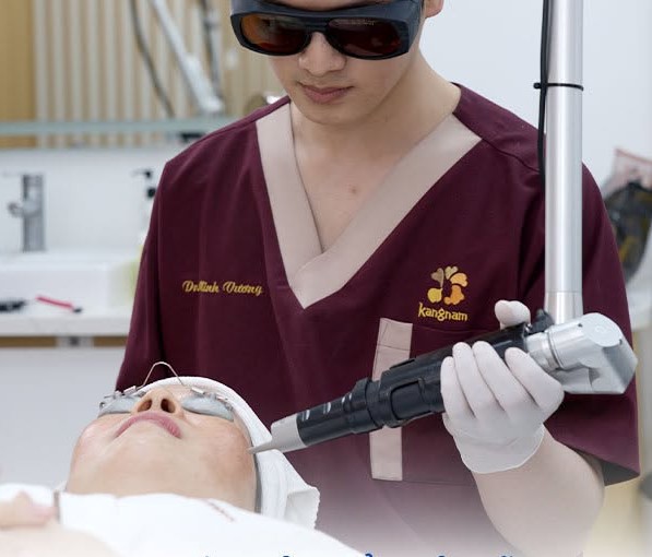 Laser trị nám cần được lựa chọn thông số phù hợp với loại nám, độ sâu sắc tố và nền da để hỗ trợ cải thiện sắc tố và hạn chế nguy cơ kích ứng.