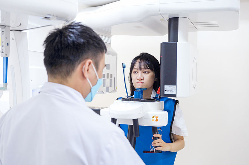 khách hàng khám với hệ thống máy chụp chuyên dụng, hiện đại