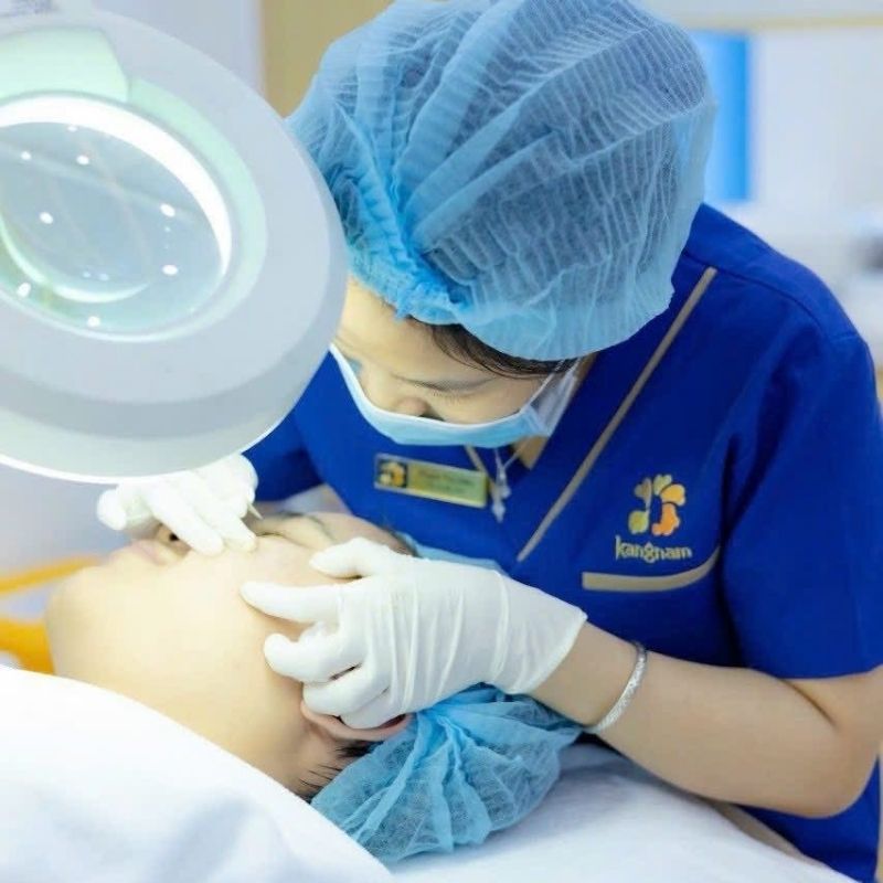 chuyên viên nặn mụn và làm sạch da cho khách hàng tại Kangnam