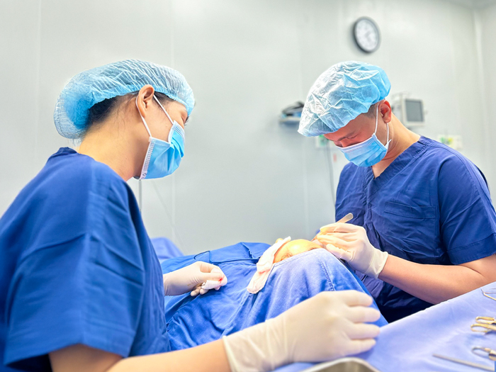 bác sĩ thực hiện thu gọn đầu mũi trong phòng vô trùng