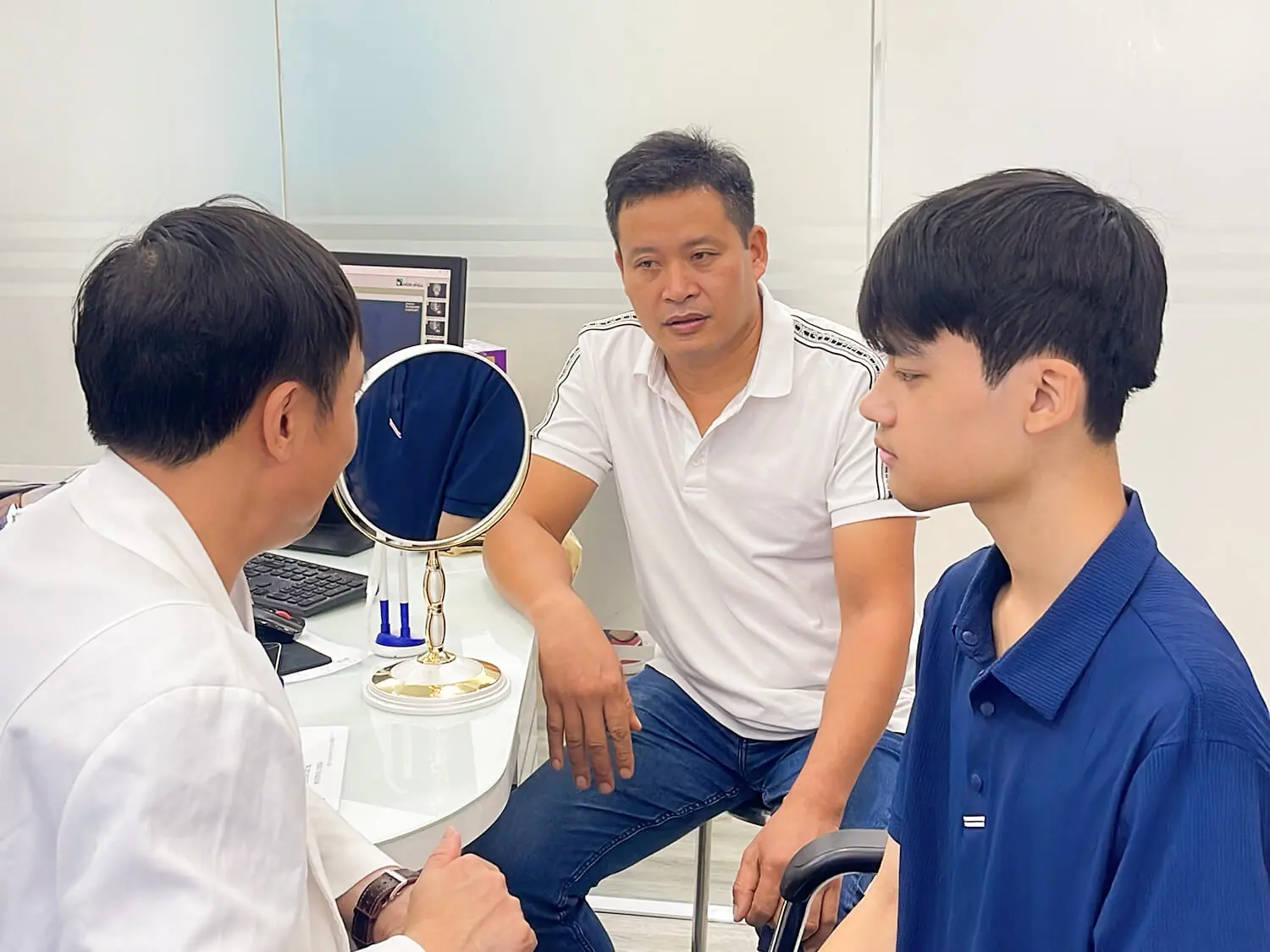 bác sĩ Kangnam tư vấn chỉnh hàm cho khách hàng